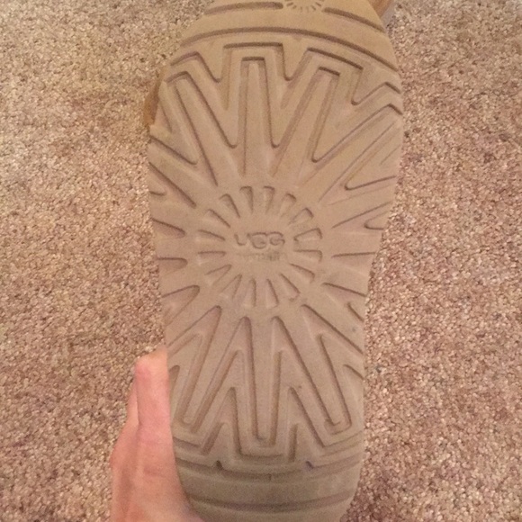 UGG  girls boots chestnut color button on side - Picture 7 of 7